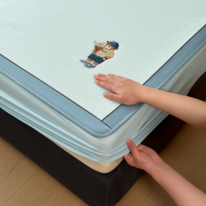 91家纺网 家纺一手货源 找家纺 全季家居 2025新款5A乙纶全PE绅士熊系列凉感软凉席席子 天蓝 床笠