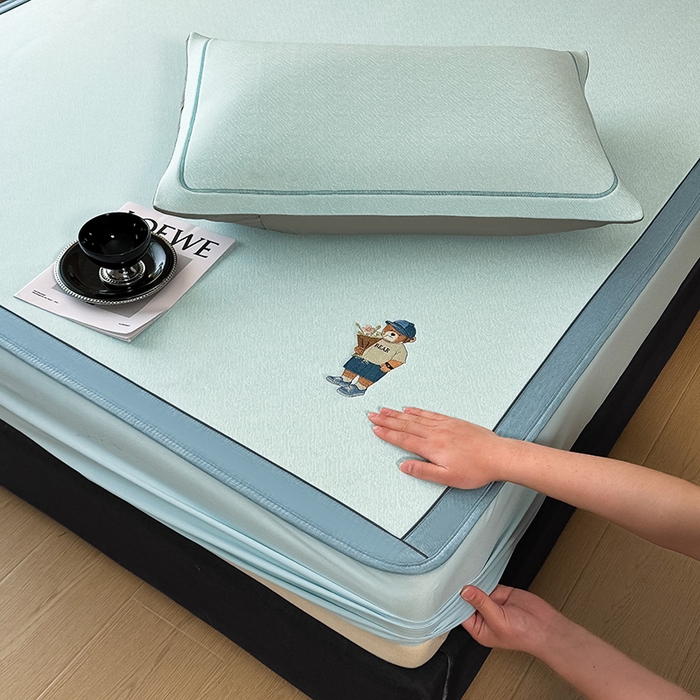 91家纺网 家纺一手货源 找家纺 全季家居 2025新款5A乙纶全PE绅士熊系列凉感软凉席席子 天蓝 床笠