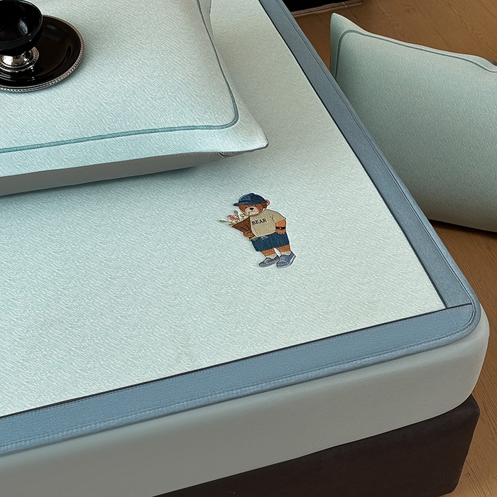 91家纺网 家纺一手货源 找家纺 全季家居 2025新款5A乙纶全PE绅士熊系列凉感软凉席席子 天蓝 床笠