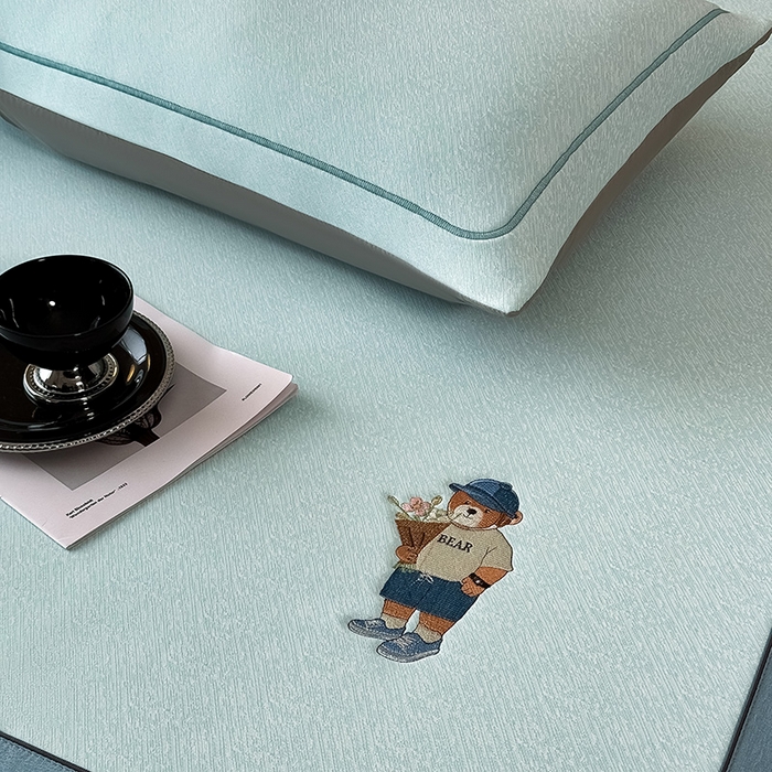 91家纺网 家纺一手货源 找家纺 全季家居 2025新款5A乙纶全PE绅士熊系列凉感软凉席席子 天蓝 床笠