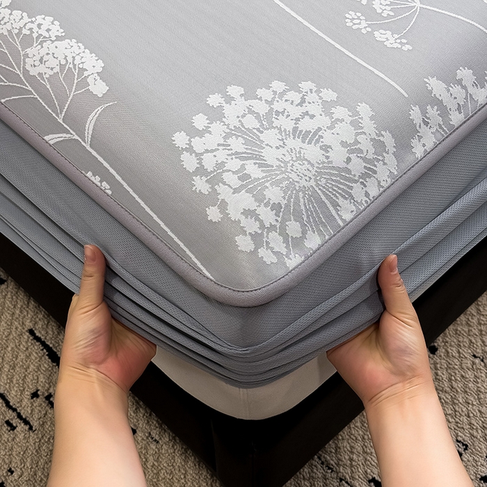 91家纺网 家纺一手货源 找家纺 全季家居 2025新款5A乙纶全PE花卉轻奢提花凉感软凉席席子 落盏-浅灰 床笠