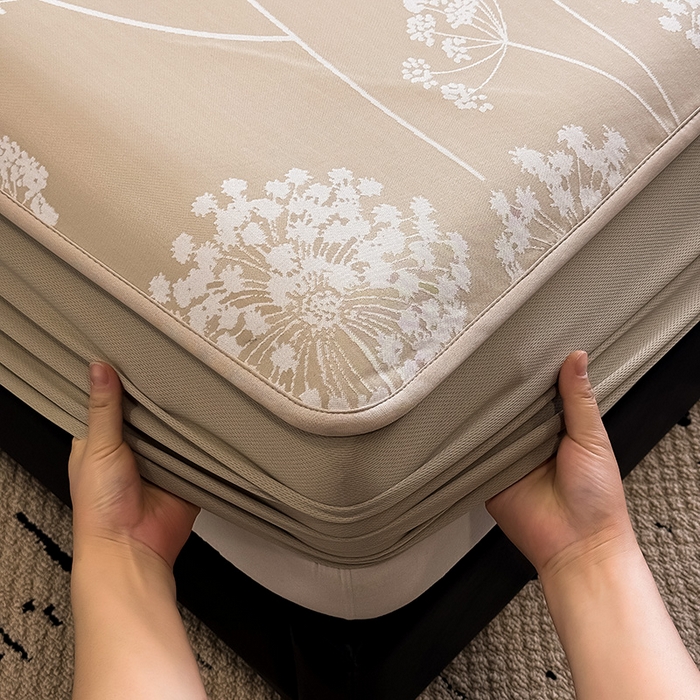 91家纺网 家纺一手货源 找家纺 全季家居 2025新款5A乙纶全PE花卉轻奢提花凉感软凉席席子 落盏-浅咖 床笠