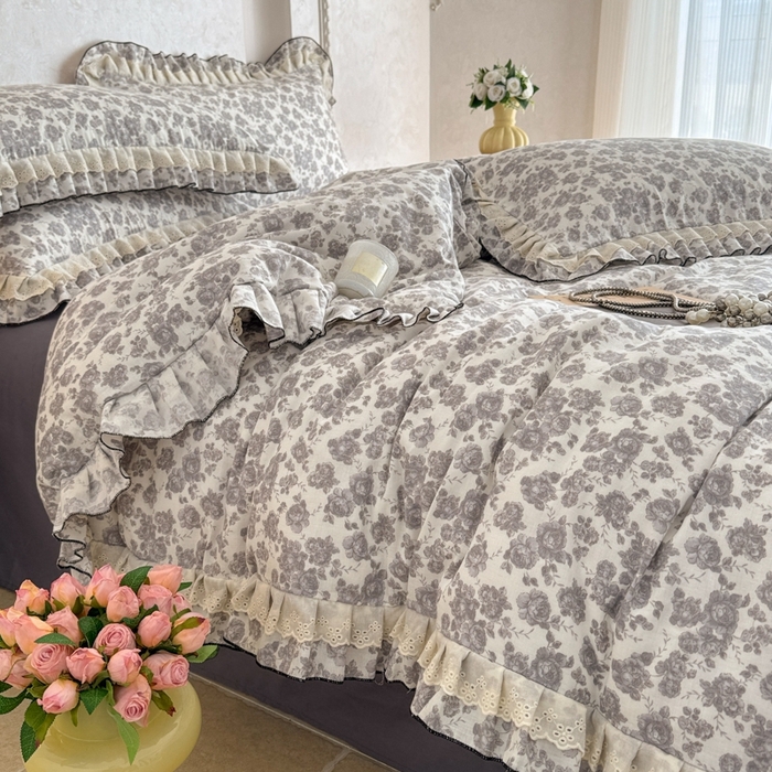 91家纺网 家纺一手货源 找家纺 简宜家居（朝初家纺） 2025新款40s全棉纯棉双层纱撞色蕾丝花边四件套 赫本印象