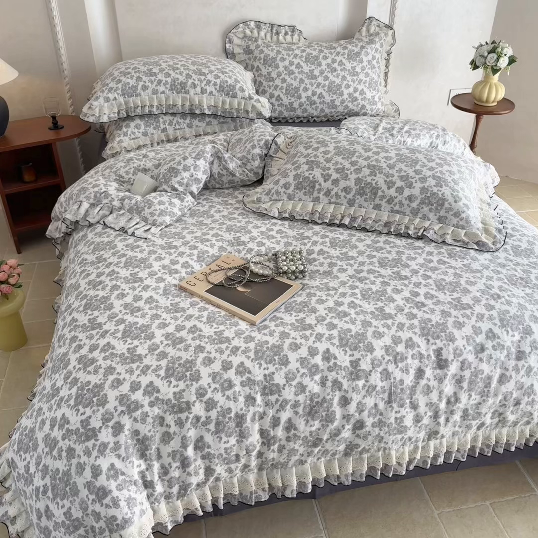 91家纺网 家纺一手货源 找家纺 简宜家居（朝初家纺） 2025新款40s全棉纯棉双层纱撞色蕾丝花边四件套 赫本印象