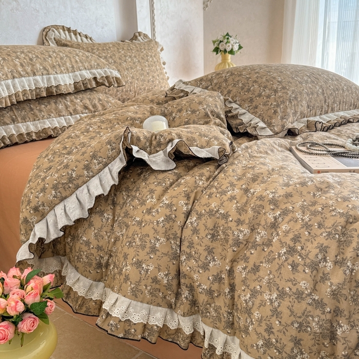 91家纺网 家纺一手货源 找家纺 简宜家居（朝初家纺） 2025新款40s全棉纯棉双层纱撞色蕾丝花边四件套 焦糖舒梦