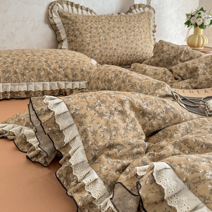 91家纺网 家纺一手货源 找家纺 简宜家居（朝初家纺） 2025新款40s全棉纯棉双层纱撞色蕾丝花边四件套 焦糖舒梦