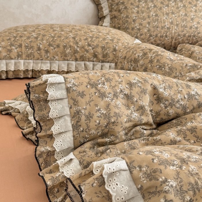 91家纺网 家纺一手货源 找家纺 简宜家居（朝初家纺） 2025新款40s全棉纯棉双层纱撞色蕾丝花边四件套 焦糖舒梦