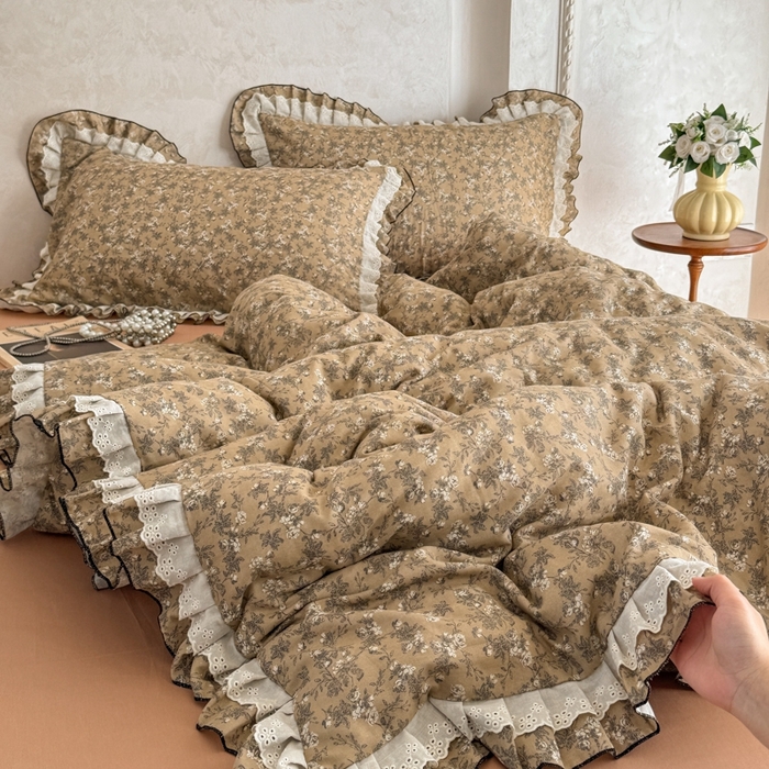 91家纺网 家纺一手货源 找家纺 简宜家居（朝初家纺） 2025新款40s全棉纯棉双层纱撞色蕾丝花边四件套 焦糖舒梦