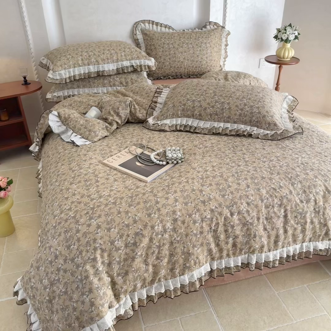 91家纺网 家纺一手货源 找家纺 简宜家居（朝初家纺） 2025新款40s全棉纯棉双层纱撞色蕾丝花边四件套 焦糖舒梦