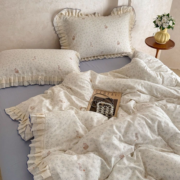 91家纺网 家纺一手货源 找家纺 简宜家居（朝初家纺） 2025新款40s全棉纯棉双层纱撞色蕾丝花边四件套 蓝兔寻花