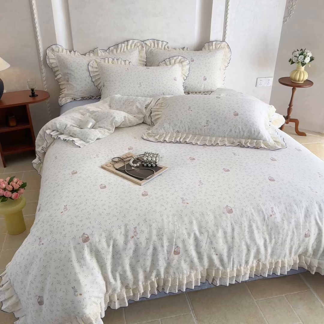 91家纺网 家纺一手货源 找家纺 简宜家居（朝初家纺） 2025新款40s全棉纯棉双层纱撞色蕾丝花边四件套 蓝兔寻花