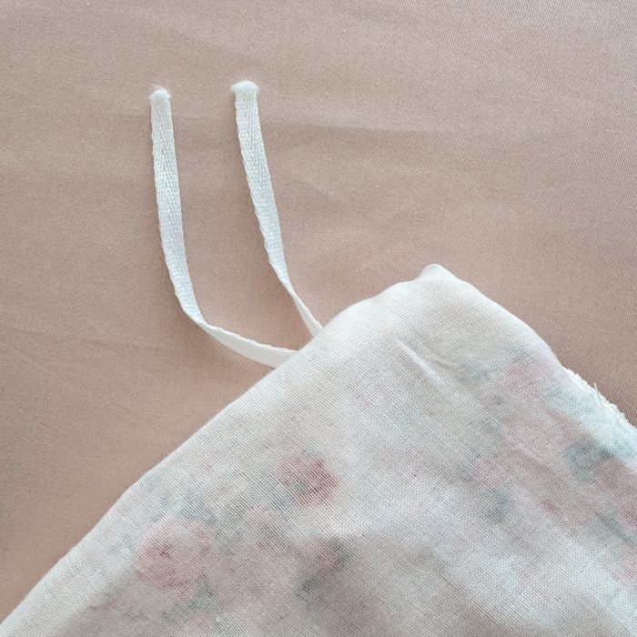 91家纺网 家纺一手货源 找家纺 简宜家居（朝初家纺） 2025新款40s全棉纯棉双层纱撞色蕾丝花边四件套 牡丹底白