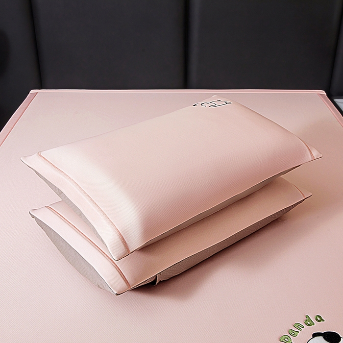 91家纺网 家纺一手货源 找家纺 （总）全季家居 2025春夏新款A类碳光萌趣熊猫刺绣单枕套 枕套单件