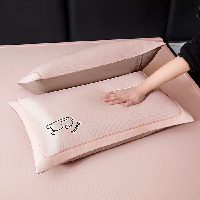 91家纺网 家纺一手货源 找家纺 全季家居 2025春夏新款A类碳光萌趣熊猫刺绣单枕套 枕套单件 淡粉