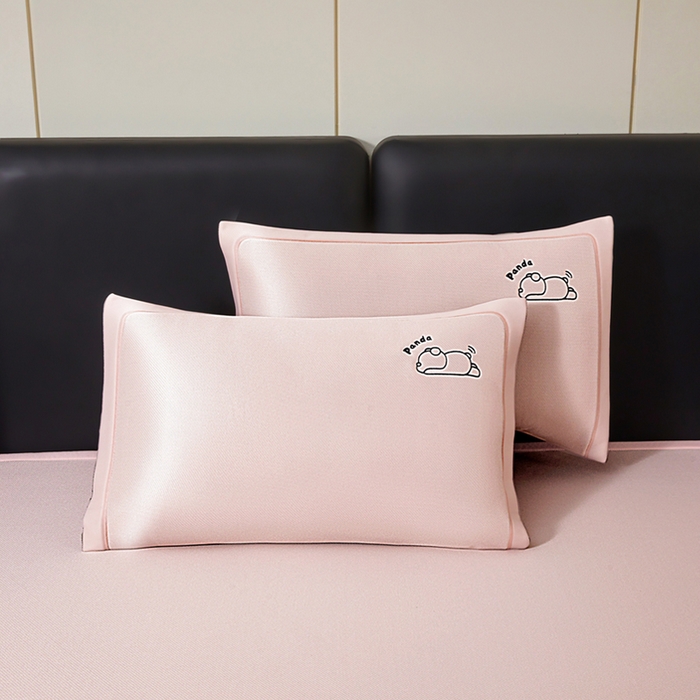 91家纺网 家纺一手货源 找家纺 全季家居 2025春夏新款A类碳光萌趣熊猫刺绣单枕套 枕套单件 淡粉