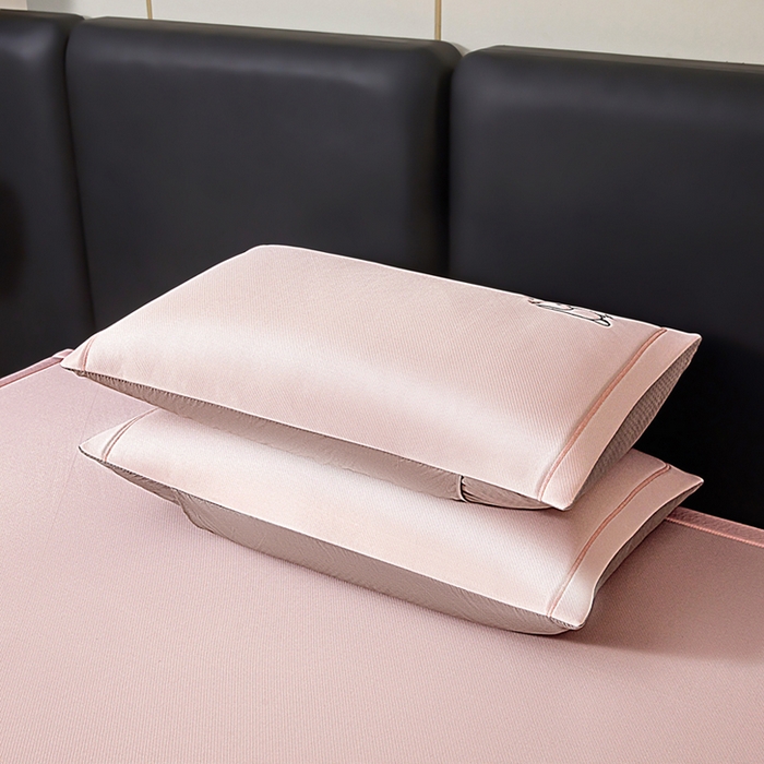 91家纺网 家纺一手货源 找家纺 全季家居 2025春夏新款A类碳光萌趣熊猫刺绣单枕套 枕套单件 淡粉