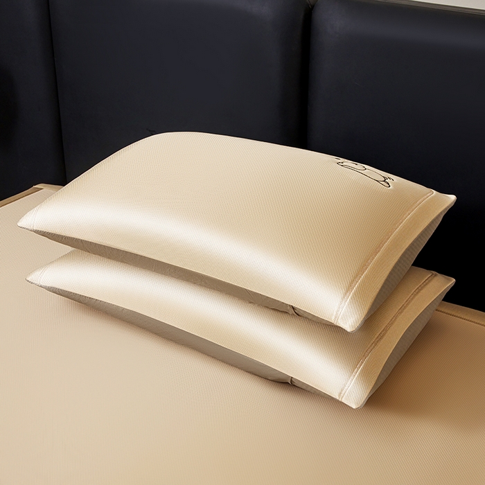 91家纺网 家纺一手货源 找家纺 全季家居 2025春夏新款A类碳光萌趣熊猫刺绣单枕套 枕套单件 金咖