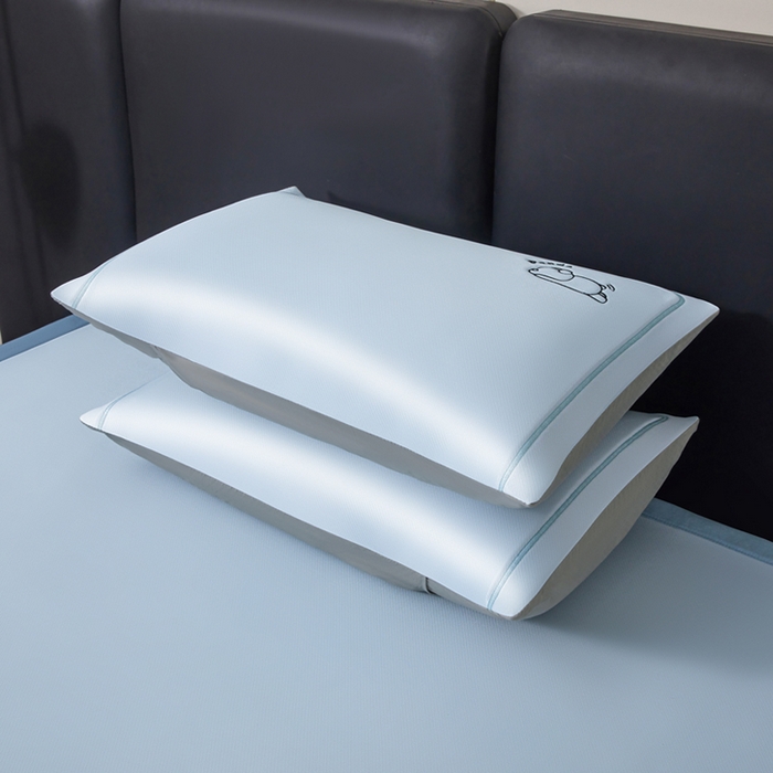 91家纺网 家纺一手货源 找家纺 全季家居 2025春夏新款A类碳光萌趣熊猫刺绣单枕套 枕套单件 天蓝