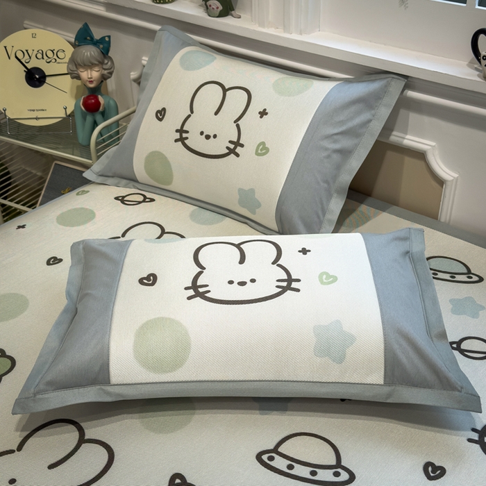 91家纺网 家纺一手货源 找家纺 全季家居 2025春夏新款A类拼边数码印花单枕套 枕套单件 太空兔