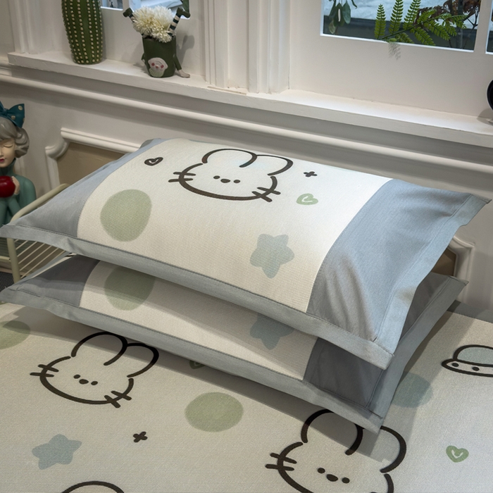 91家纺网 家纺一手货源 找家纺 全季家居 2025春夏新款A类拼边数码印花单枕套 枕套单件 太空兔