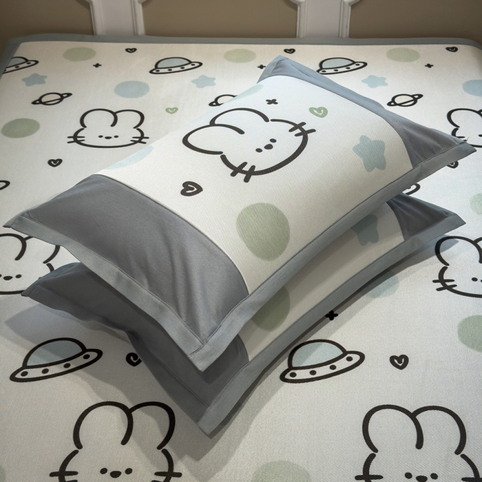 91家纺网 家纺一手货源 找家纺 全季家居 2025春夏新款A类拼边数码印花单枕套 枕套单件 太空兔