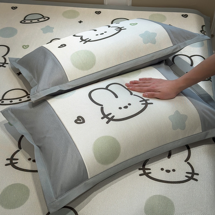 91家纺网 家纺一手货源 找家纺 全季家居 2025春夏新款A类拼边数码印花单枕套 枕套单件 太空兔