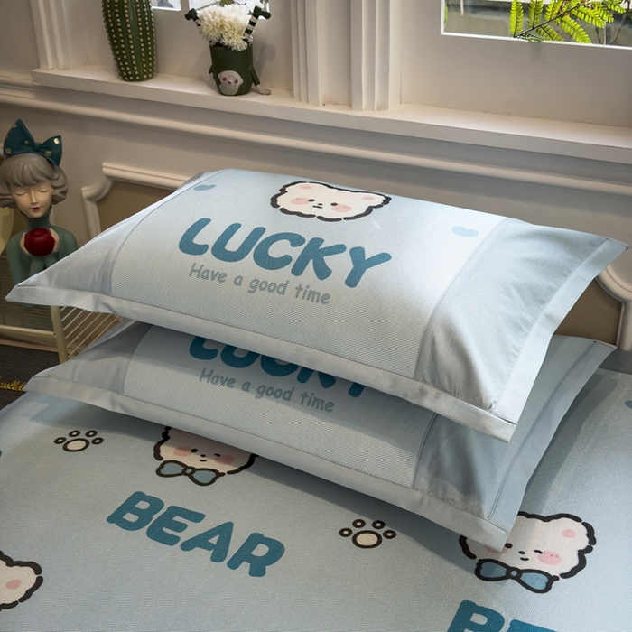 91家纺网 家纺一手货源 找家纺 全季家居 2025春夏新款A类拼边数码印花单枕套 枕套单件 幸运熊