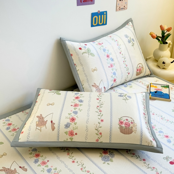 91家纺网 家纺一手货源 找家纺 全季家居 2025春夏新款A类小清新数码印花单枕套 枕套单件 花田小兔