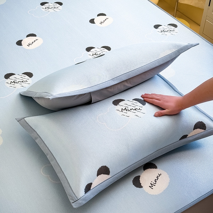 91家纺网 家纺一手货源 找家纺 全季家居 2025春夏新款A类小清新数码印花单枕套 枕套单件 蓝色熊猫