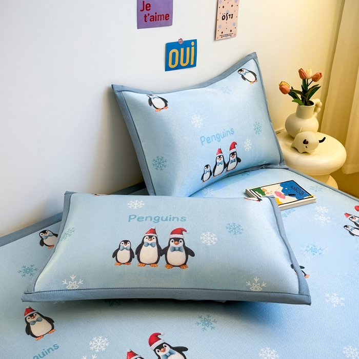 91家纺网 家纺一手货源 找家纺 全季家居 2025春夏新款A类小清新数码印花单枕套 枕套单件 企鹅家族