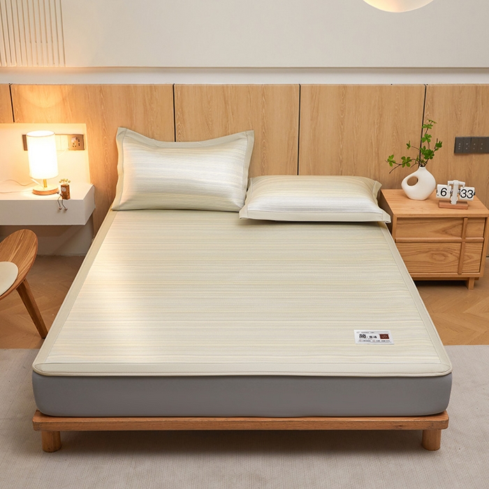 91家纺网 家纺一手货源 找家纺 全季家居 2025新款5A抗菌防螨仿草席冰藤席凉席席子 简生活-雅黄 床笠