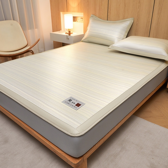 91家纺网 家纺一手货源 找家纺 全季家居 2025新款5A抗菌防螨仿草席冰藤席凉席席子 简生活-雅黄 床笠