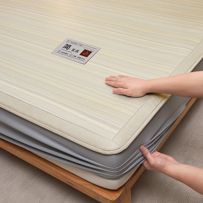 91家纺网 家纺一手货源 找家纺 全季家居 2025新款5A抗菌防螨仿草席冰藤席凉席席子 简生活-雅黄 床笠