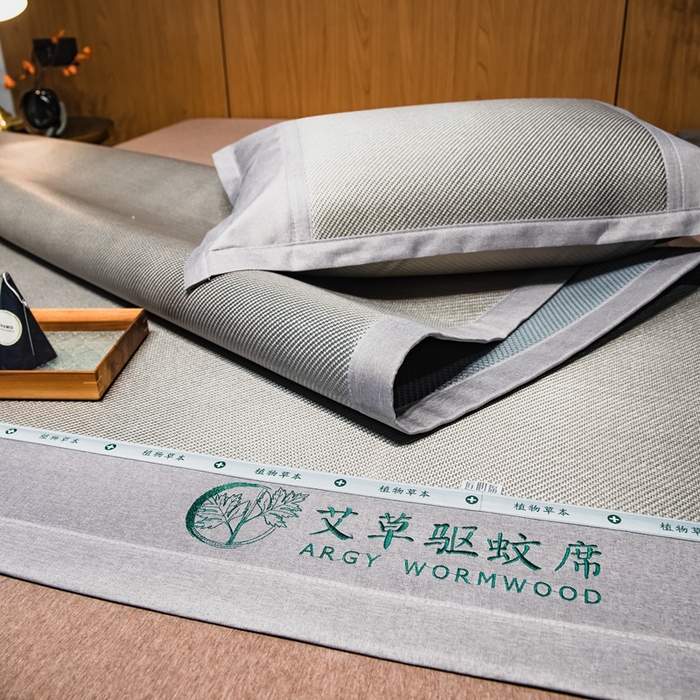 91家纺网 家纺一手货源 找家纺 全季家居 2025新款A类抗菌防螨艾草驱蚊冰藤席凉席席子 艾草-浅灰