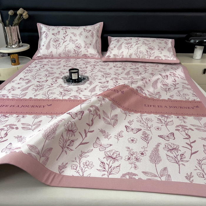 91家纺网 家纺一手货源 找家纺 全季家居 2025新款A类花卉系列数码印花冰藤席凉席席子 蝶舞秘境-淡粉 床席