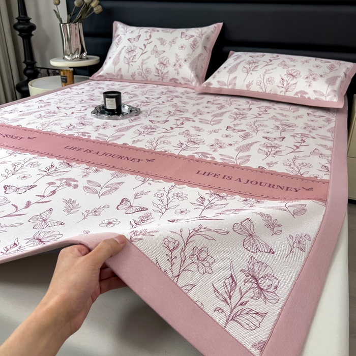 91家纺网 家纺一手货源 找家纺 全季家居 2025新款A类花卉系列数码印花冰藤席凉席席子 蝶舞秘境-淡粉 床席