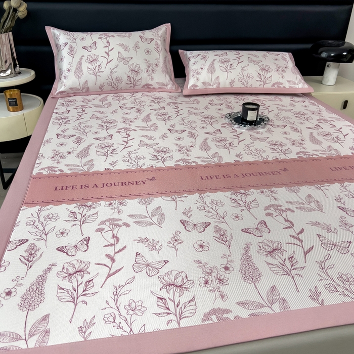 91家纺网 家纺一手货源 找家纺 全季家居 2025新款A类花卉系列数码印花冰藤席凉席席子 蝶舞秘境-淡粉 床席