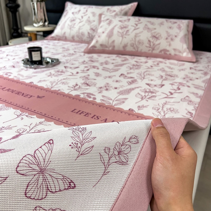 91家纺网 家纺一手货源 找家纺 全季家居 2025新款A类花卉系列数码印花冰藤席凉席席子 蝶舞秘境-淡粉 床席