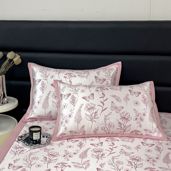 91家纺网 家纺一手货源 找家纺 全季家居 2025新款A类花卉系列数码印花冰藤席凉席席子 蝶舞秘境-淡粉 床席