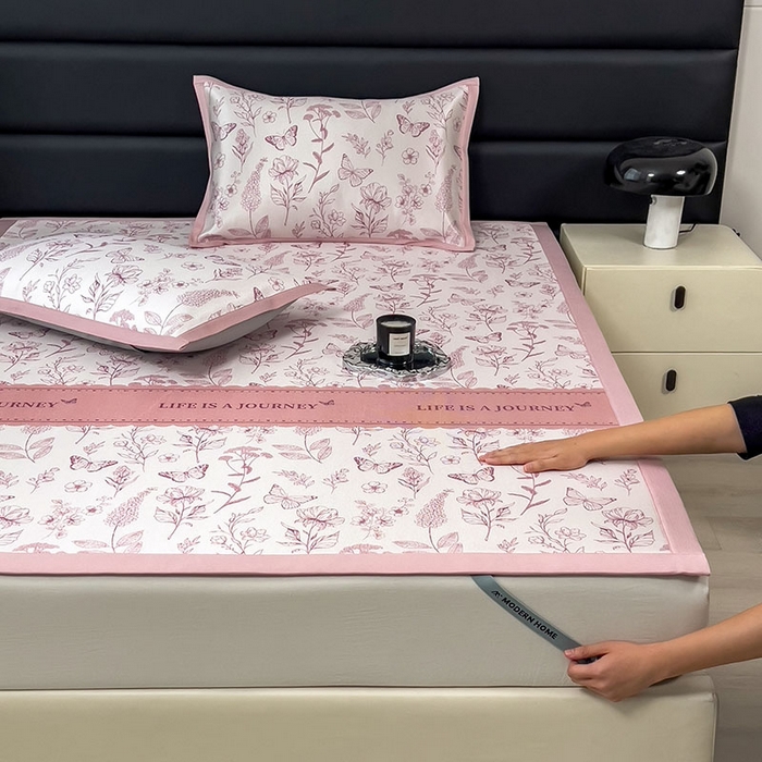 91家纺网 家纺一手货源 找家纺 全季家居 2025新款A类花卉系列数码印花冰藤席凉席席子 蝶舞秘境-淡粉 床席