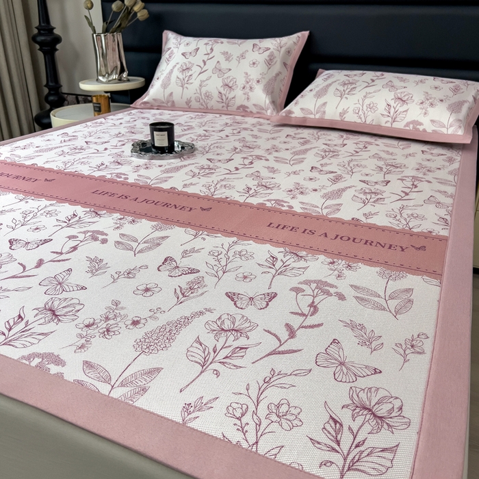 91家纺网 家纺一手货源 找家纺 全季家居 2025新款A类花卉系列数码印花冰藤席凉席席子 蝶舞秘境-淡粉 床席