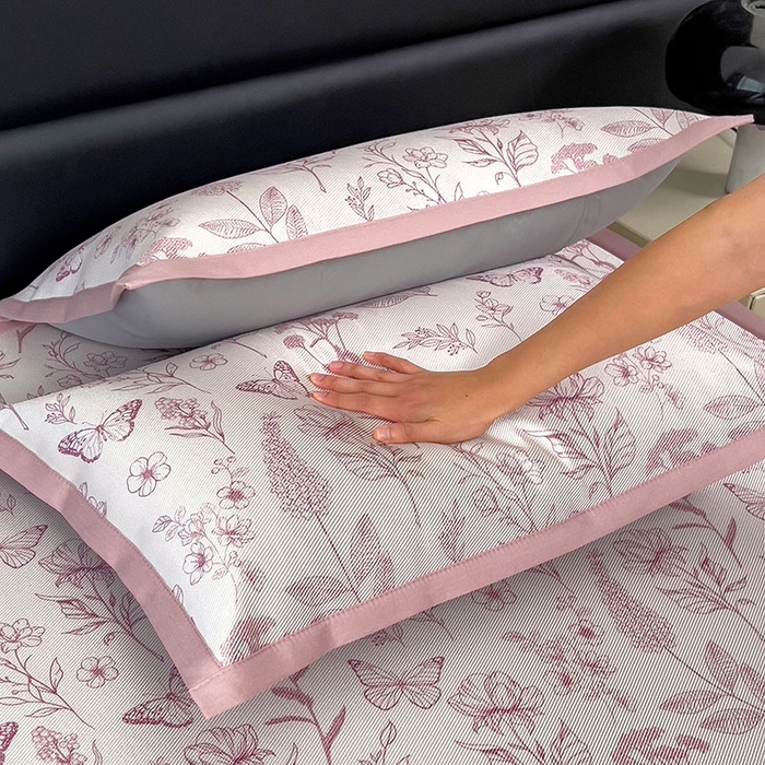 91家纺网 家纺一手货源 找家纺 全季家居 2025新款A类花卉系列数码印花冰藤席凉席席子 蝶舞秘境-淡粉 床席