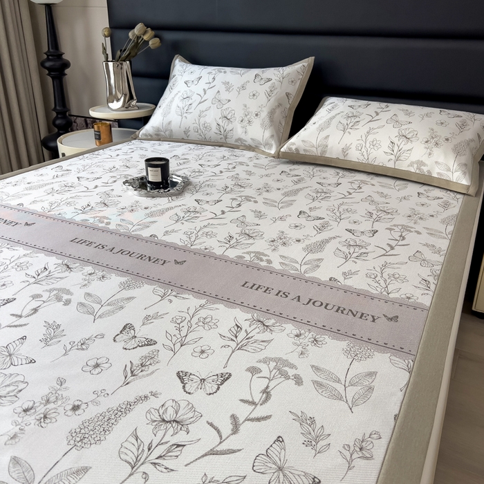 91家纺网 家纺一手货源 找家纺 全季家居 2025新款A类花卉系列数码印花冰藤席凉席席子 蝶舞秘境-浅咖 床席