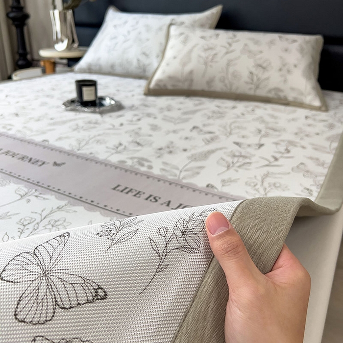 91家纺网 家纺一手货源 找家纺 全季家居 2025新款A类花卉系列数码印花冰藤席凉席席子 蝶舞秘境-浅咖 床席