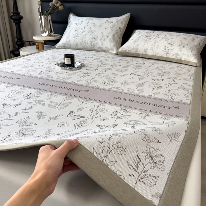 91家纺网 家纺一手货源 找家纺 全季家居 2025新款A类花卉系列数码印花冰藤席凉席席子 蝶舞秘境-浅咖 床席