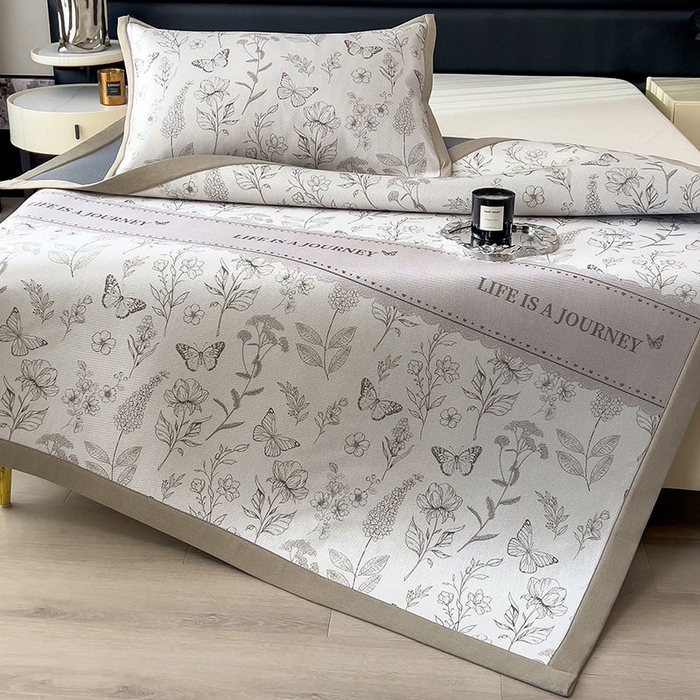 91家纺网 家纺一手货源 找家纺 全季家居 2025新款A类花卉系列数码印花冰藤席凉席席子 蝶舞秘境-浅咖 床席