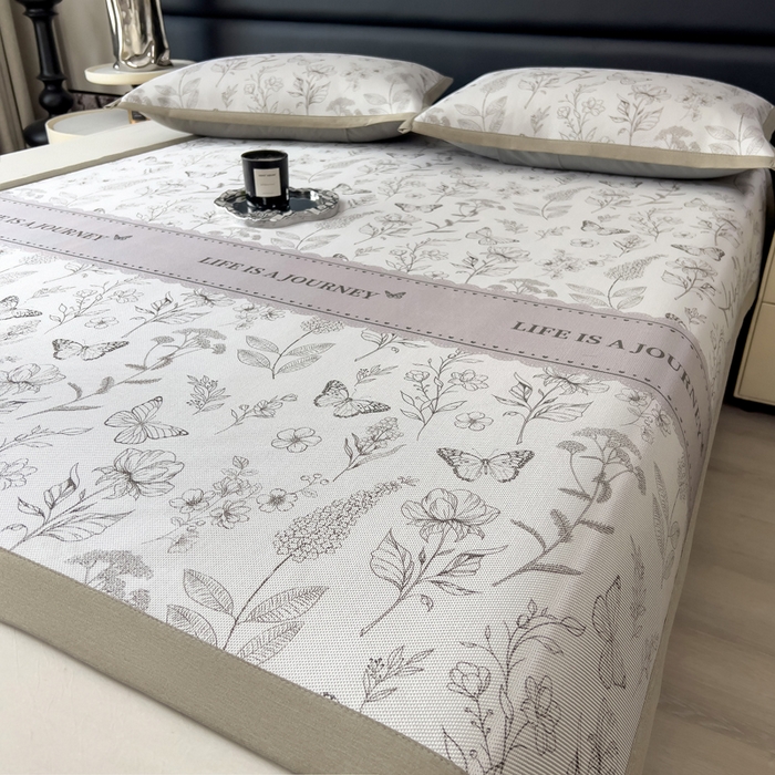 91家纺网 家纺一手货源 找家纺 全季家居 2025新款A类花卉系列数码印花冰藤席凉席席子 蝶舞秘境-浅咖 床席