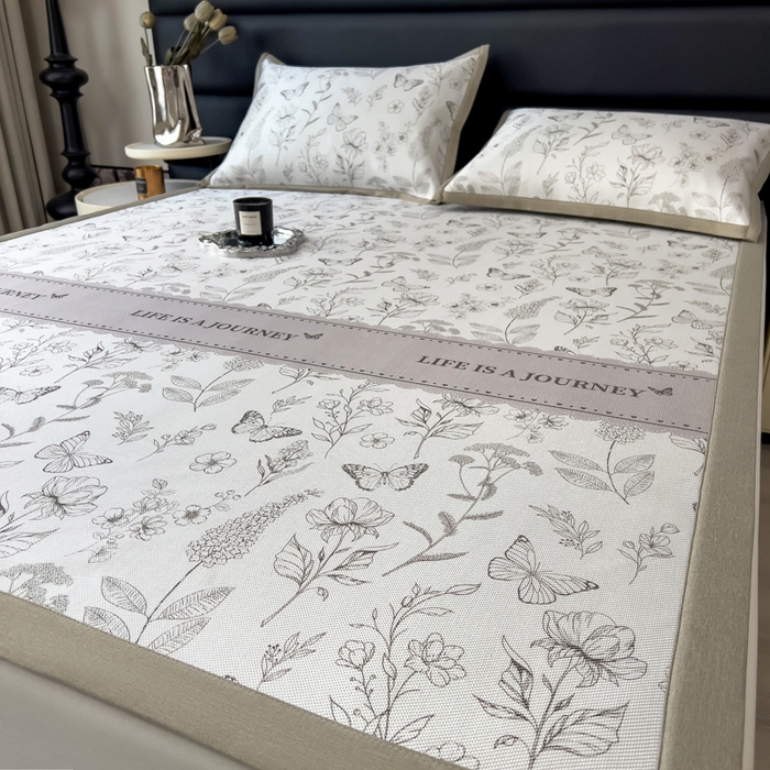 91家纺网 家纺一手货源 找家纺 全季家居 2025新款A类花卉系列数码印花冰藤席凉席席子 蝶舞秘境-浅咖 床席