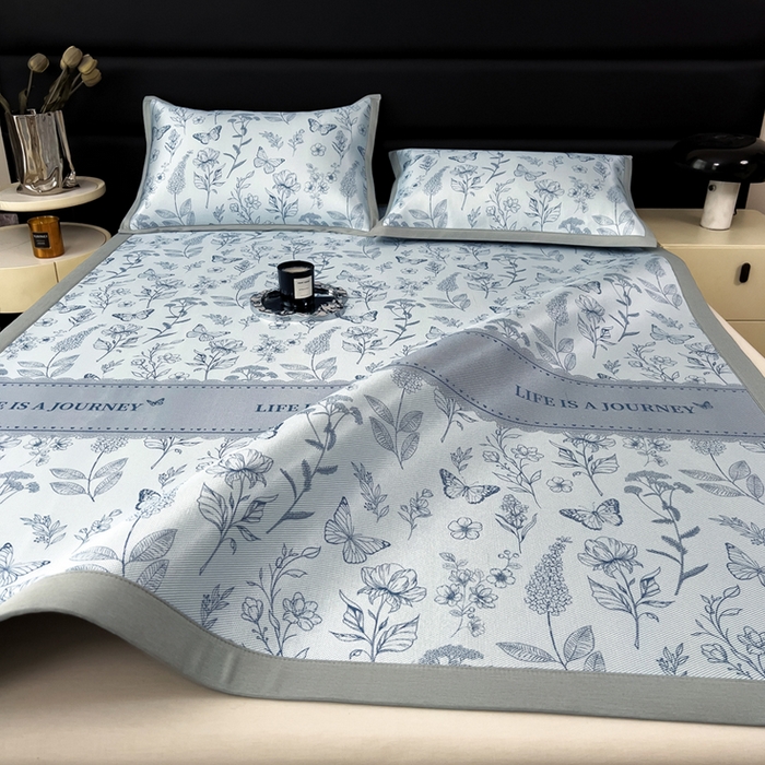 91家纺网 家纺一手货源 找家纺 全季家居 2025新款A类花卉系列数码印花冰藤席凉席席子 蝶舞秘境-浅蓝 床席