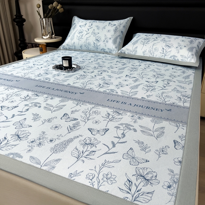 91家纺网 家纺一手货源 找家纺 全季家居 2025新款A类花卉系列数码印花冰藤席凉席席子 蝶舞秘境-浅蓝 床席